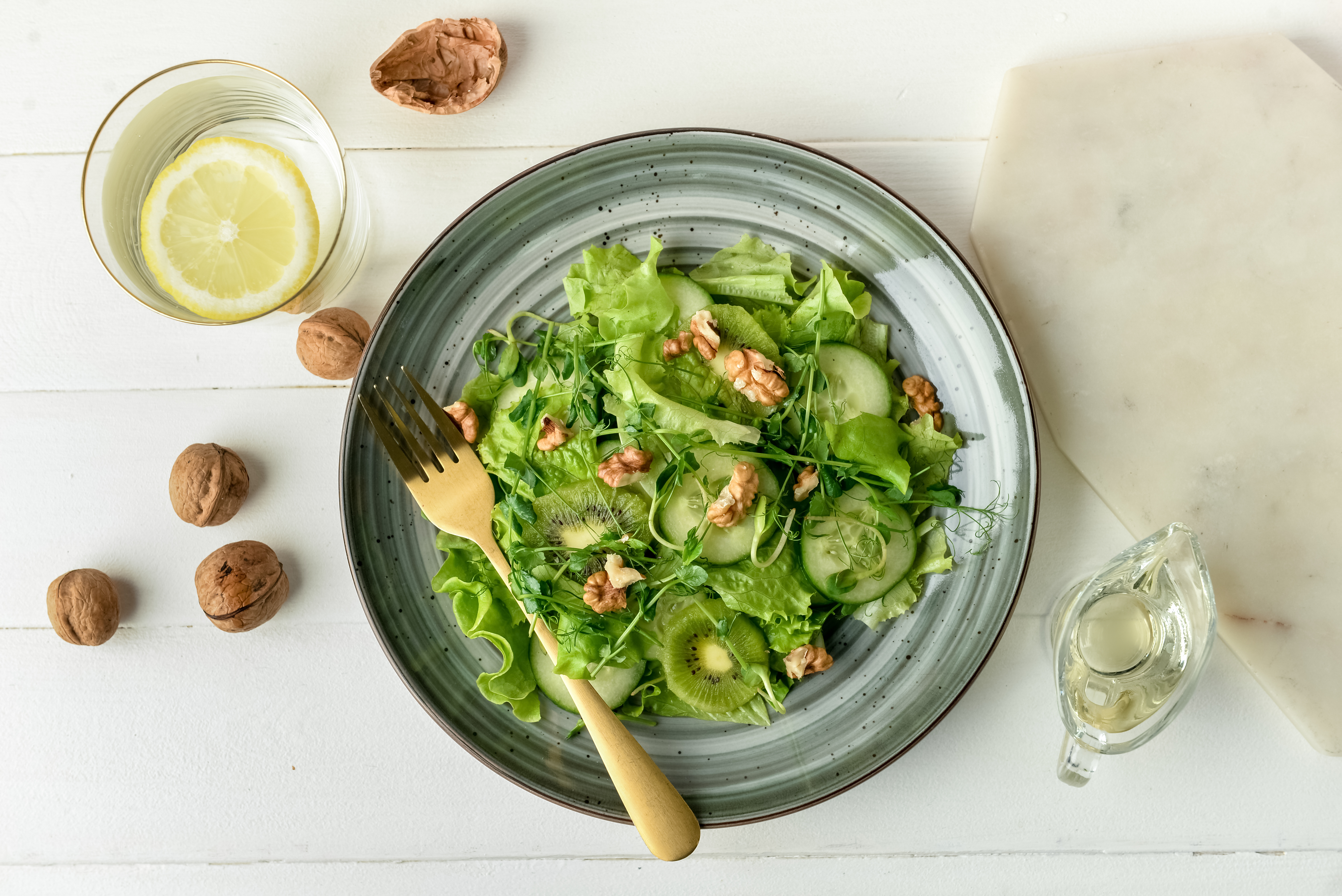 Frischer Salat mit Walnüssen